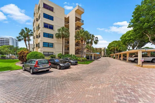 372 Golfview Road 101, North Palm Beach, FL 33408