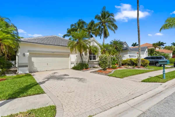 1500 W Lacosta Dr W W, Pembroke Pines, FL 33027