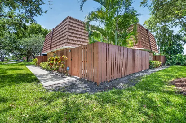 1565 Augusta Circle 103, Delray Beach, FL 33445