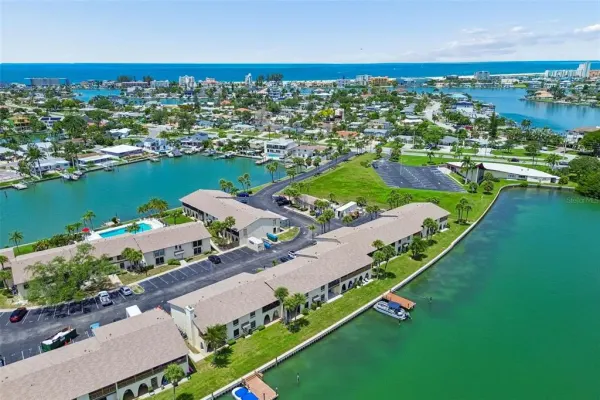 552 Plaza Seville Court, Unit 97, Treasure Island, FL, 33706