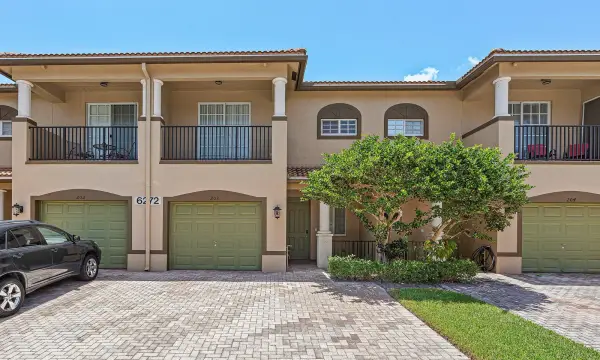 6272 S Military Trail 203, Lake Worth, FL 33463