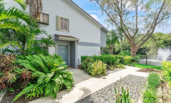 2705 S Oakland Forest Drive 104, Oakland Park, FL 33309