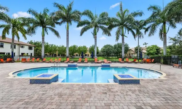 807 E Village Circle, Davie, FL 33325